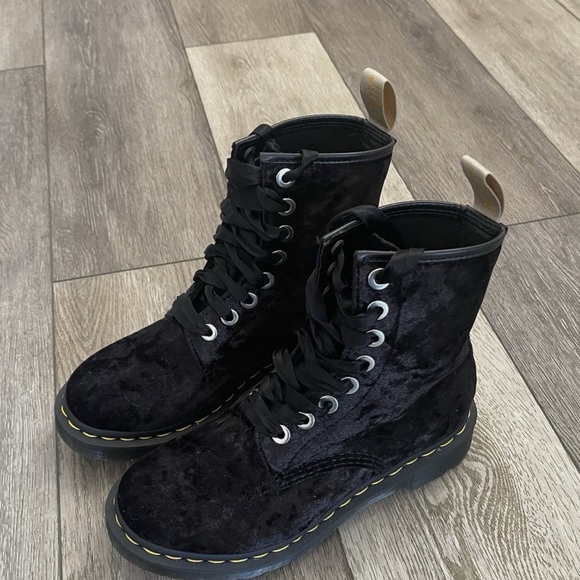 Dr. Martens Vegan 31020 crushed velvet ribbon lace boots. EUC - Picture 2 of 7